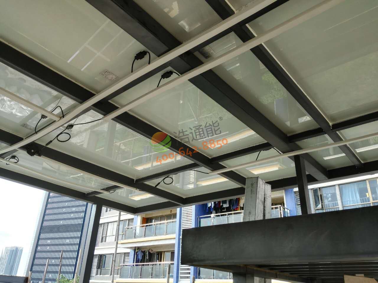 太陽能光伏發電作為屋頂隔熱板用居民房屋建筑融合在一起